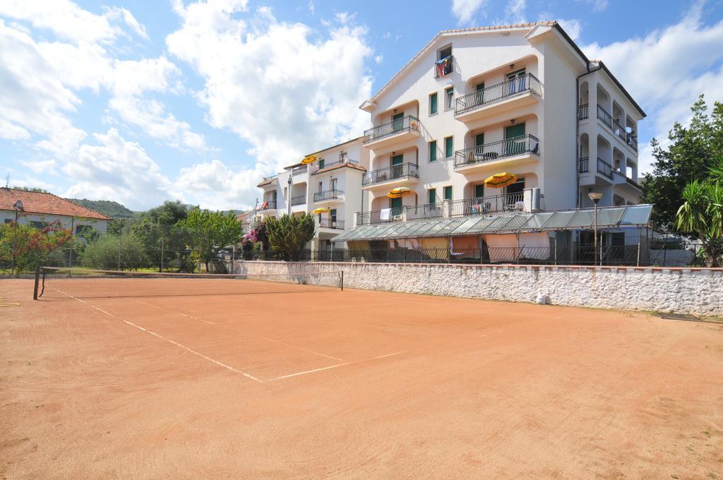 Riviera Apartments *